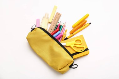 Beyaz arkaplanda kırtasiye malzemesi olan kalem kutusu