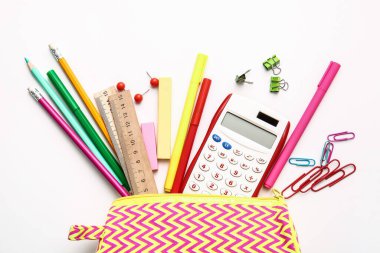 Beyaz arkaplanda kırtasiye malzemesi olan kalem kutusu