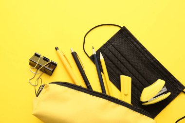 Renk arkaplanında kırtasiye malzemesi olan kalem kutusu