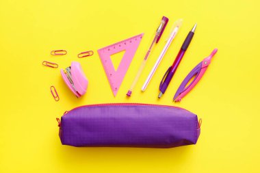 Renk arkaplanında kırtasiye malzemesi olan kalem kutusu