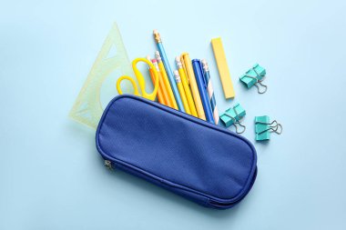 Renk arkaplanında kırtasiye malzemesi olan kalem kutusu