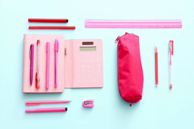 Renk arkaplanında kırtasiye malzemesi olan kalem kutusu