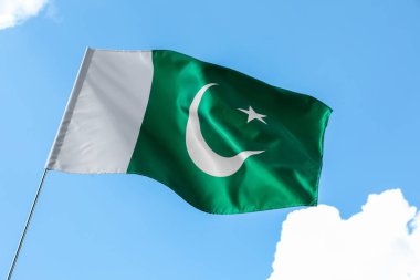 Mavi gökyüzüne karşı Pakistan bayrağı