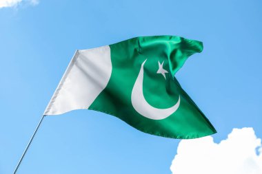 Mavi gökyüzüne karşı Pakistan bayrağı