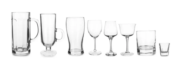 白色背景的不同空玻璃杯 — 图库照片