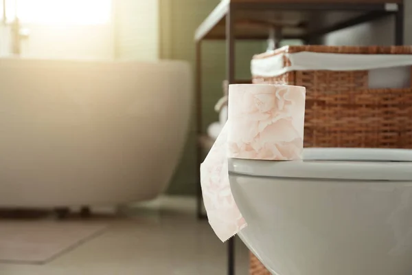 Toilet Mangkuk Dan Gulungan Kertas Kamar Kecil — Stok Foto