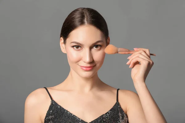 Vacker Ung Kvinna Med Makeup Borste Grå Bakgrund — Stockfoto