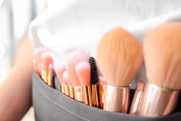Mujer Con Conjunto Pinceles Maquillaje Salón Belleza Primer Plano — Foto de Stock
