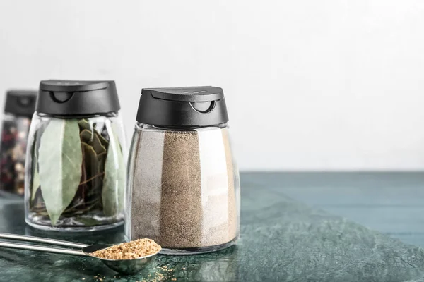 Potten Met Verschillende Kruiden Tafel — Stockfoto