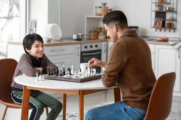 Father Son Playing Chess Kitchen — Stock Photo, Image