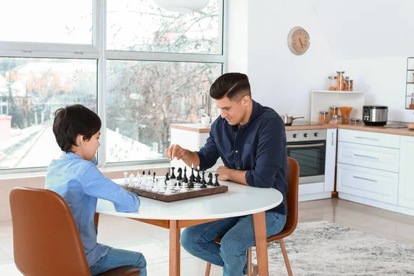 Father Son Playing Chess Kitchen — Stock Photo, Image