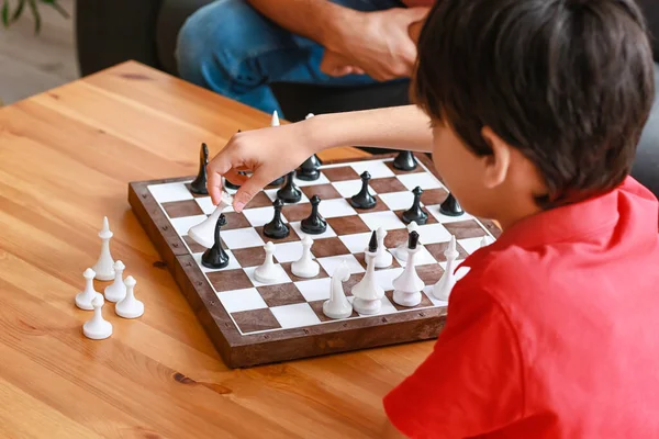父と息子は家でチェスをしてた — ストック写真