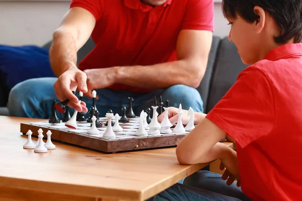 Padre Hijo Jugando Ajedrez Casa — Foto de Stock