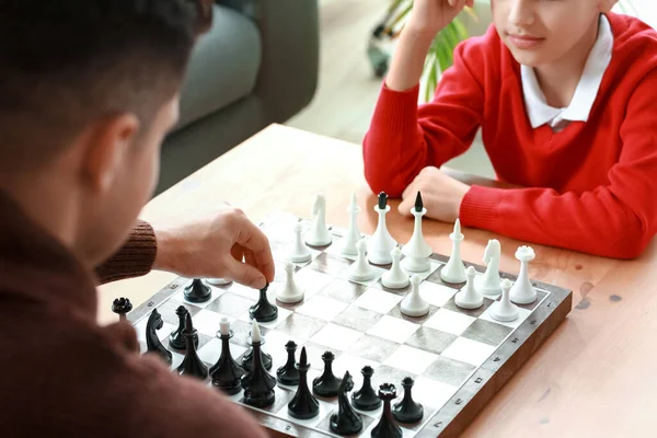 Отец Сын Играют Шахматы Дома — стоковое фото