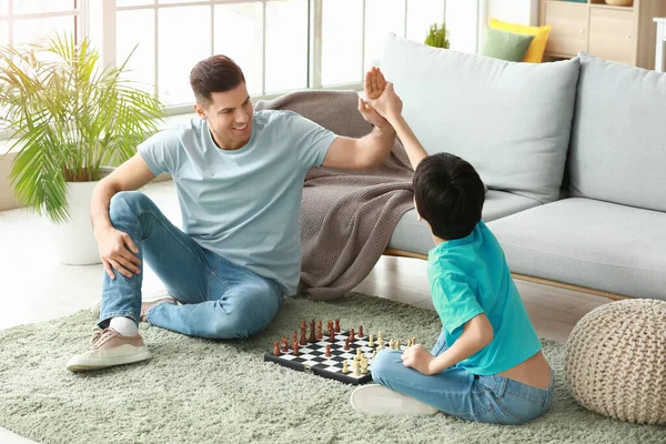 父と息子は家でチェスをする — ストック写真