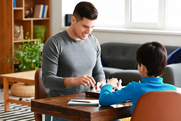 Far Och Son Spelar Schack Hemma — Stockfoto