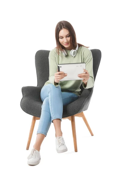 Jovem Mulher Usando Computador Tablet Enquanto Senta Poltrona Fundo Branco — Fotografia de Stock