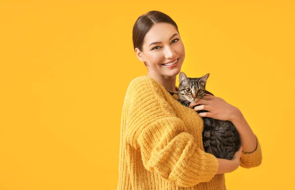 Beautiful Young Woman Cute Cat Color Background — Stock Photo, Image