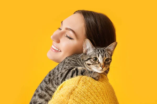 Young Woman Cute Cat Color Background — Stock Photo, Image