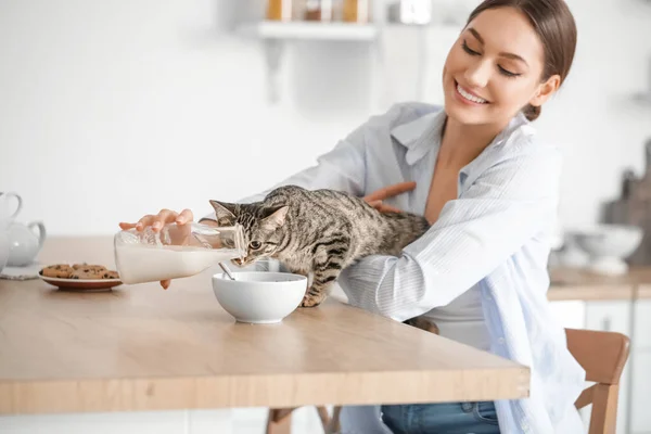 Mujer Joven Con Lindo Gato Vertiendo Leche Tazón Cocina — Foto de Stock