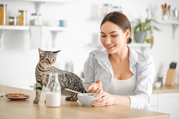 Beautiful Young Woman Cute Cat Eating Cornflakes Kitchen — Stock Photo, Image