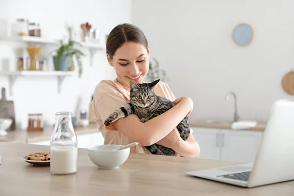 Hermosa Mujer Joven Con Gato Lindo Cocina —  Fotos de Stock