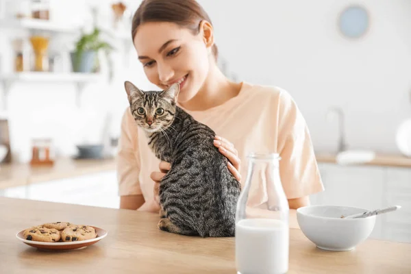 Mutfakta Kedisi Olan Güzel Genç Bir Kadın — Stok fotoğraf