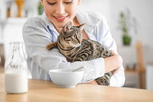 Schöne Junge Frau Mit Süßer Katze Der Küche — Stockfoto