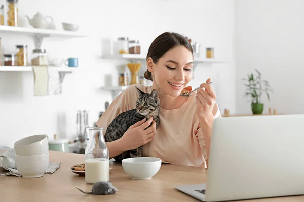 Beautiful Young Woman Cute Cat Eating Cornflakes Kitchen — Stock Photo, Image