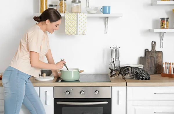 Hermosa Mujer Joven Con Gato Lindo Cocinar Cocina —  Fotos de Stock