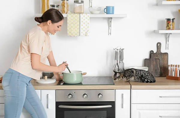 Beautiful Young Woman Cute Cat Cooking Kitchen — Stock Photo, Image