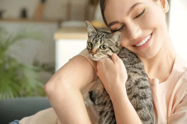 Evinde Sevimli Kedisi Olan Güzel Genç Bir Kadın Yakın Plan — Stok fotoğraf