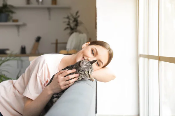 Frumoasă Femeie Tânără Pisică Drăguță Acasă — Fotografie, imagine de stoc