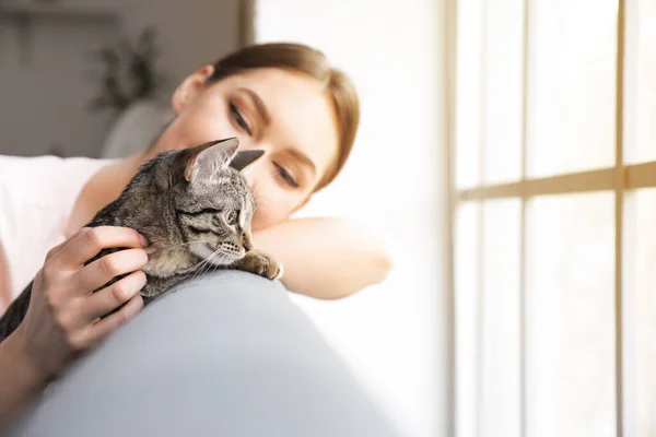 Bella Giovane Donna Con Gatto Carino Casa — Foto Stock