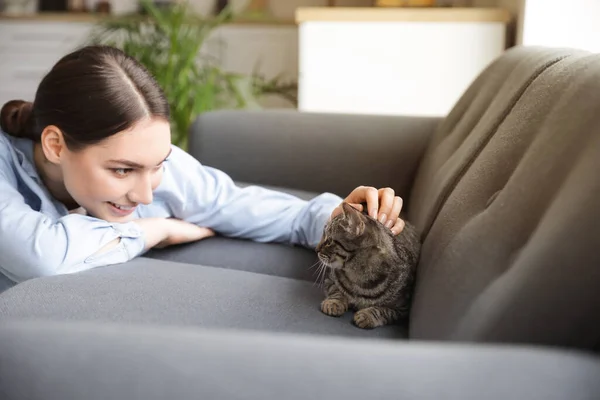 Frumoasă Femeie Tânără Pisică Drăguță Acasă — Fotografie, imagine de stoc