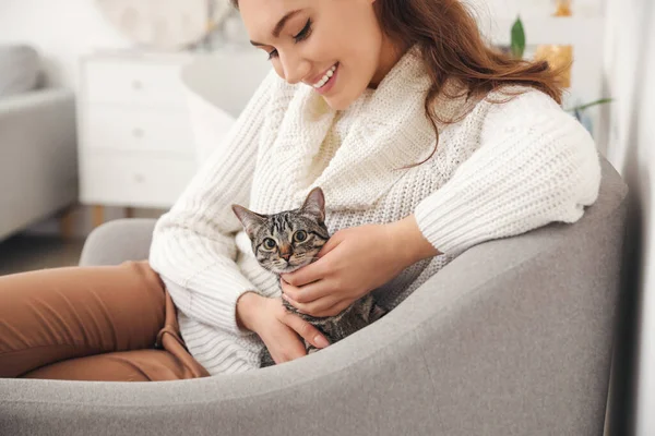 Mulher Bonita Com Gato Bonito Casa — Fotografia de Stock