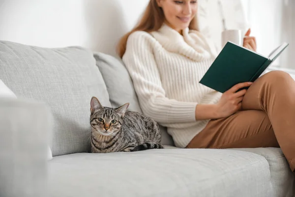 Hermosa Mujer Joven Con Gato Lindo Libro Lectura Casa —  Fotos de Stock