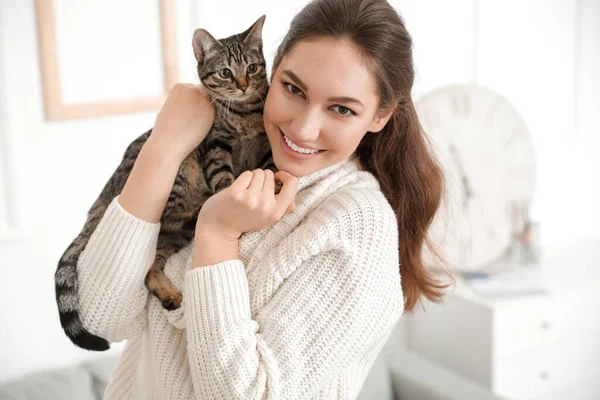 Hermosa Mujer Joven Con Lindo Gato Casa — Foto de Stock