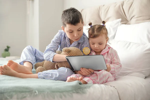 Cute Little Children Using Tablet Computer Bedroom — Stock Photo, Image