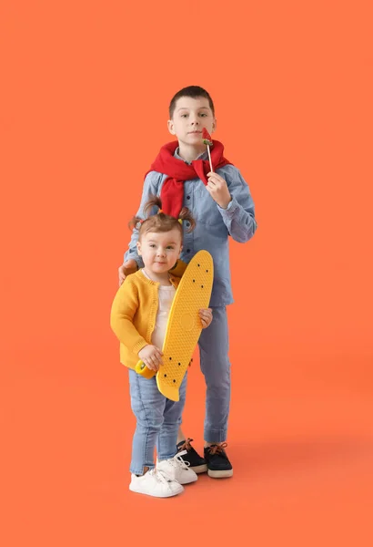Leuke Kleine Kinderen Met Skateboard Kleur Achtergrond — Stockfoto