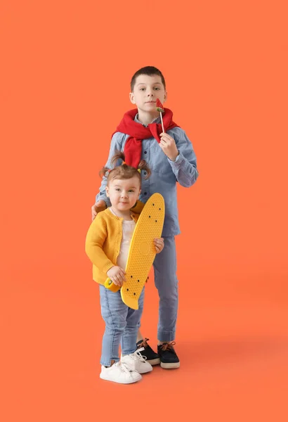 Carino Bambini Piccoli Con Skateboard Sfondo Colore — Foto Stock