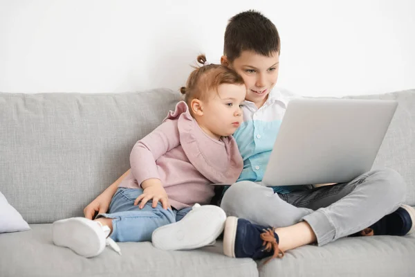 Χαριτωμένα Μικρά Παιδιά Που Χρησιμοποιούν Φορητό Υπολογιστή Στο Σπίτι — Φωτογραφία Αρχείου