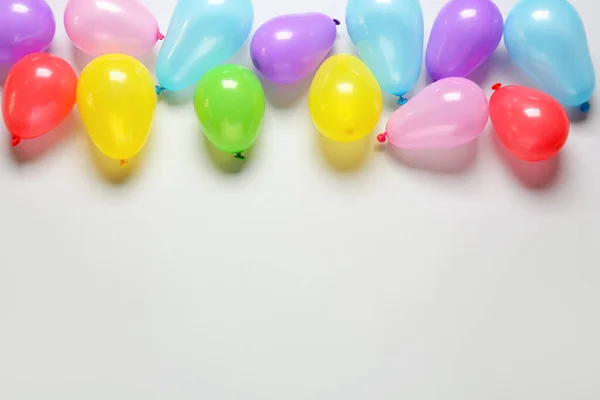 Feestelijke Luchtballonnen Grijze Achtergrond — Stockfoto