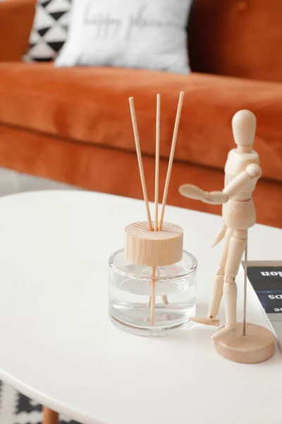 Reed Diffuser Wooden Mannequin Table Room — 스톡 사진