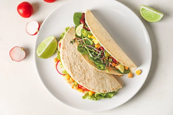 Placa Con Sabrosos Tacos Vegetarianos Sobre Fondo Claro —  Fotos de Stock