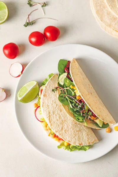 Placa Con Sabrosos Tacos Vegetarianos Sobre Fondo Claro —  Fotos de Stock