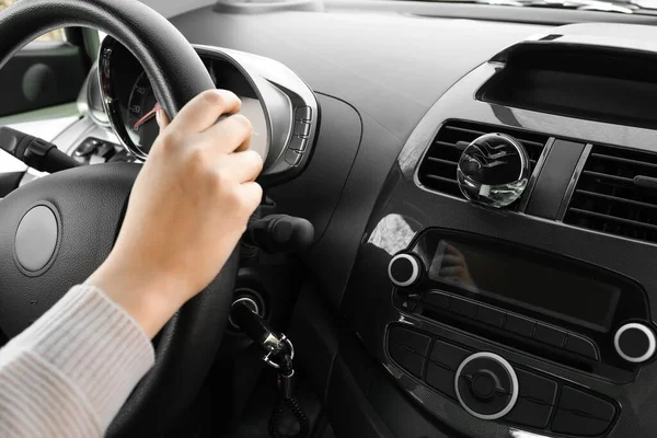 Mujer Joven Cogida Mano Volante Ambientador Aire Colgando Coche Primer —  Fotos de Stock