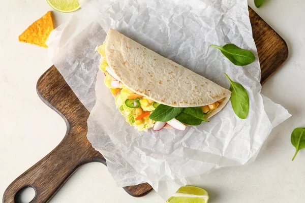 Tablero Con Sabroso Taco Vegetariano Sobre Fondo Claro — Foto de Stock