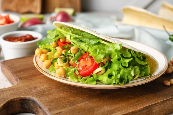 Tabla Con Sabroso Taco Vegetariano Primer Plano —  Fotos de Stock