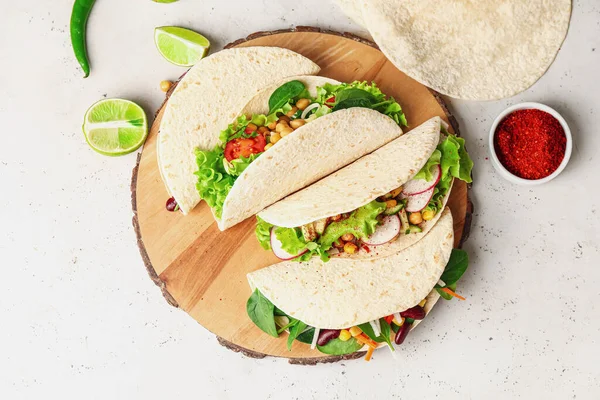 Board Tasty Vegetarian Tacos Light Background — Stock Photo, Image